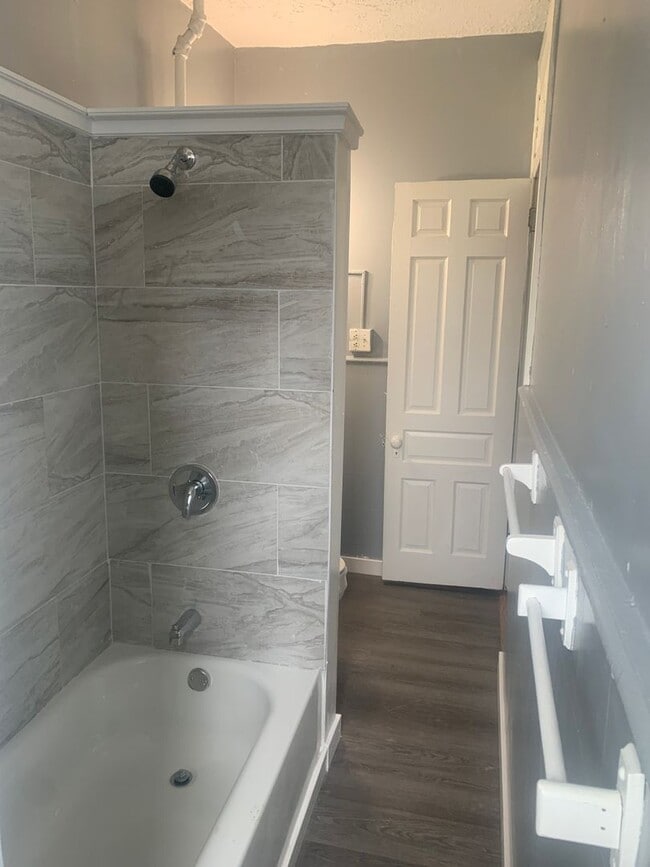 Building Photo - Huge 4 Bedroom Apt-York City SD