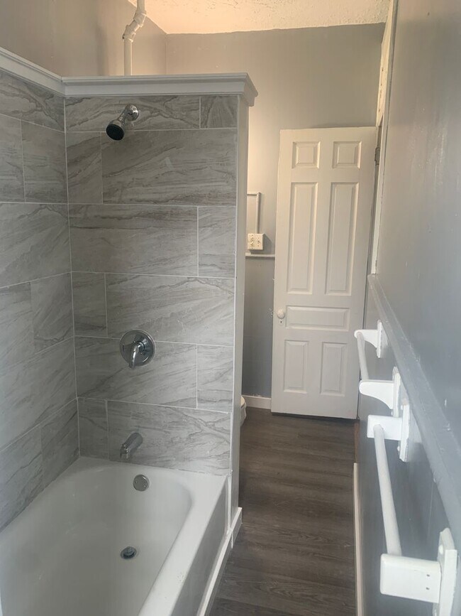 Foto del edificio - Huge 4 Bedroom Apt-York City SD