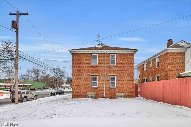 Foto del edificio - 3662 W 117th St