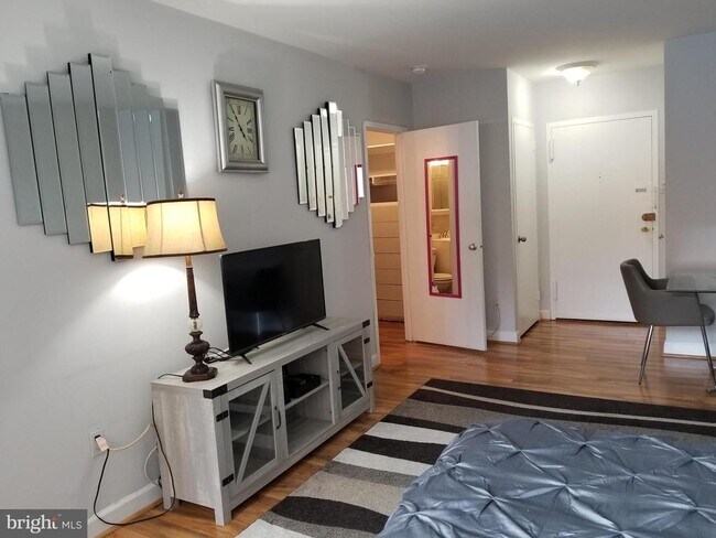 Foto del edificio - 1021 Arlington Blvd