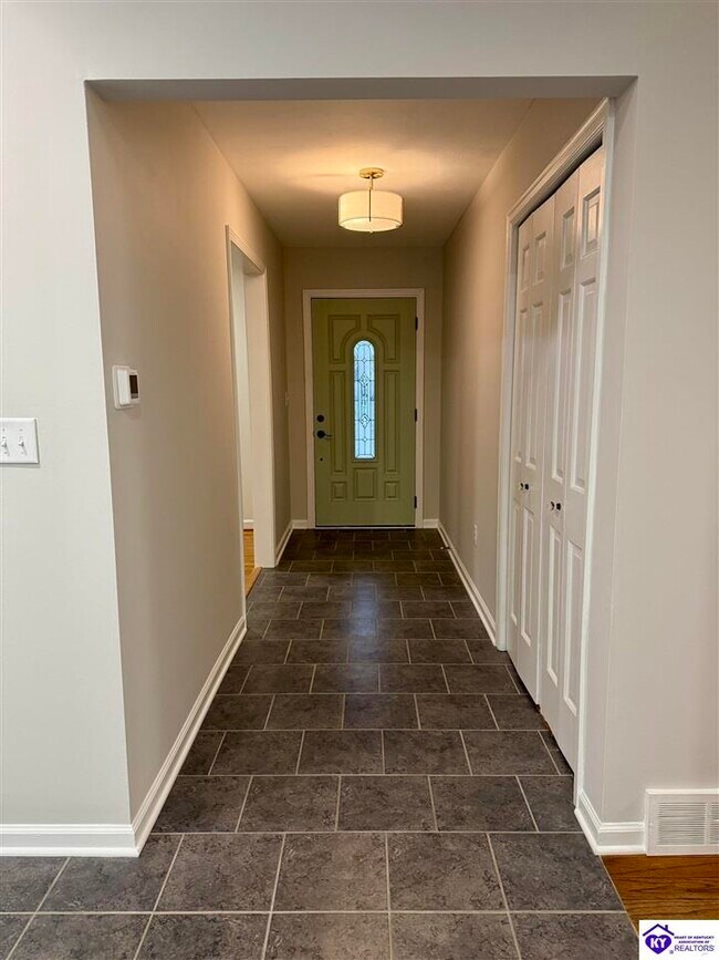 Foto del edificio - 913 Dogwood Cir