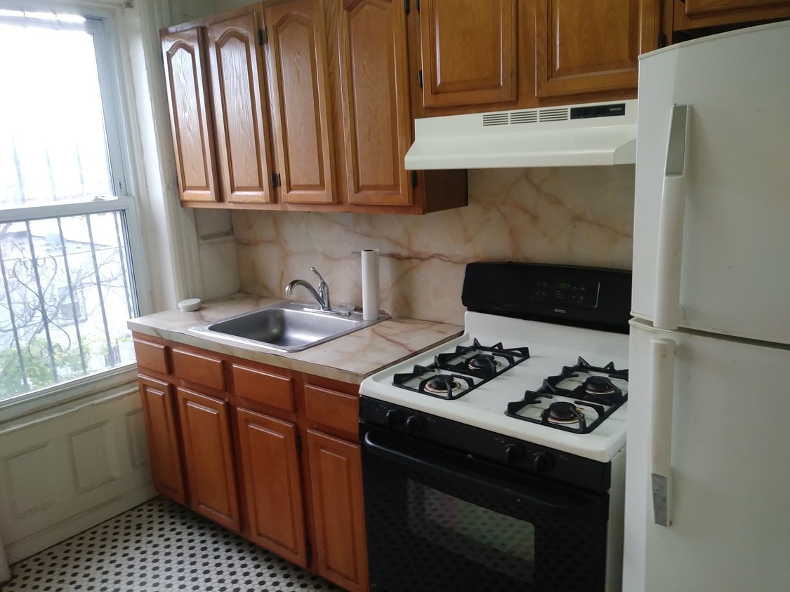 Primary Photo - 698 Greene Ave