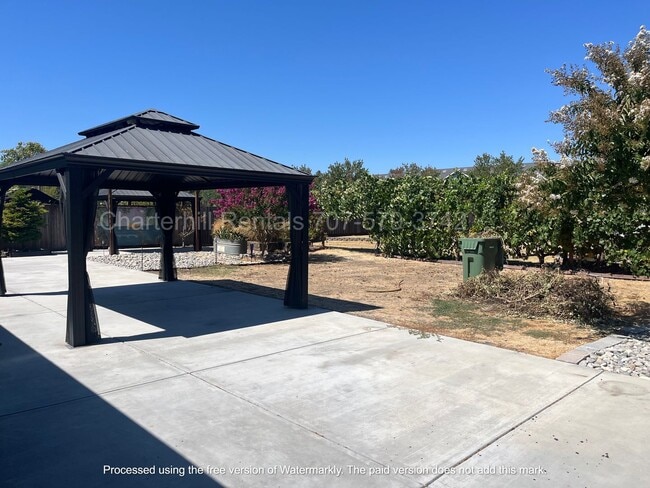 Building Photo - Lovely home on large lot down a private la...