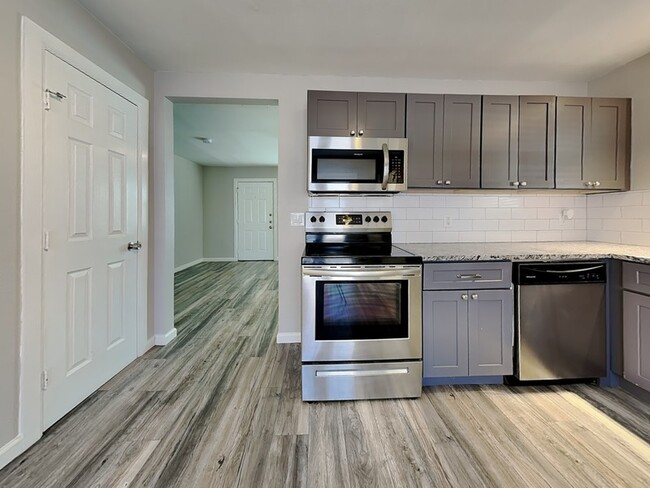 Building Photo - 914 Caladium Dr