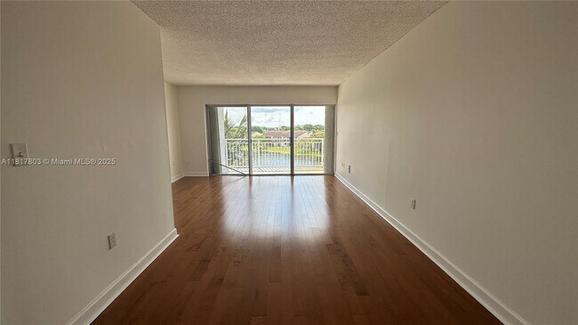 Building Photo - 9359 Fontainebleau Blvd