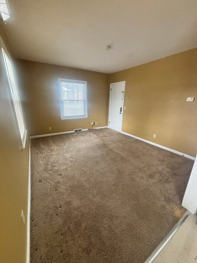 Building Photo - 142 N Riverview Dr