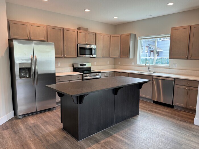 Foto principal - New Home Will Be Ready For Move In June 1st! One Block From Linfield University! Must See Today!