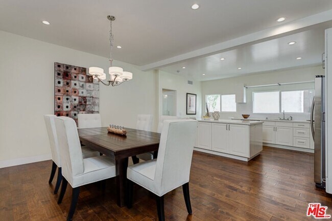 Building Photo - 831 S Curson Ave