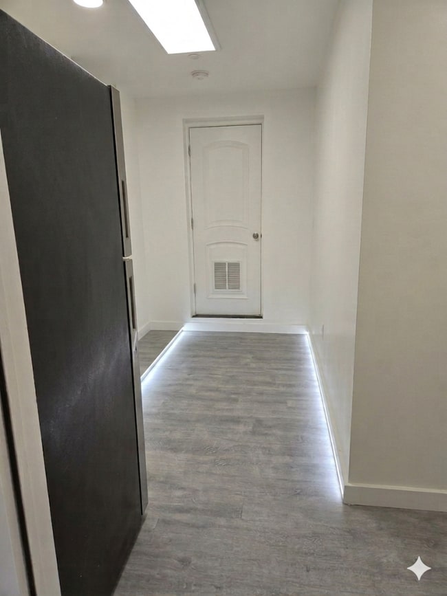 Building Photo - 5140 NE 3rd Ave