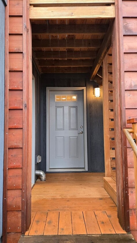 Primary Photo - Studio apartment in the Thurston Hills!