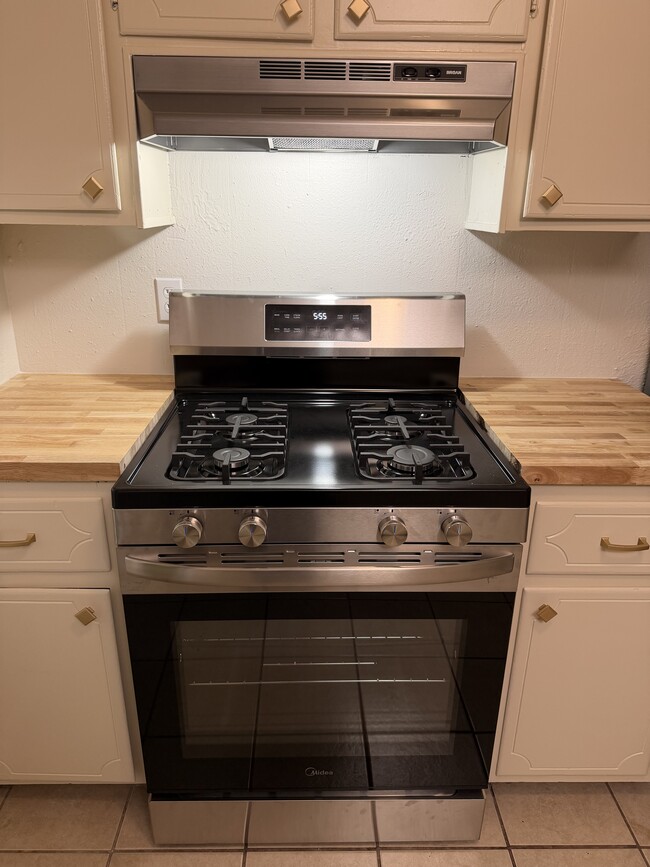 Building Photo - 405 Dent St