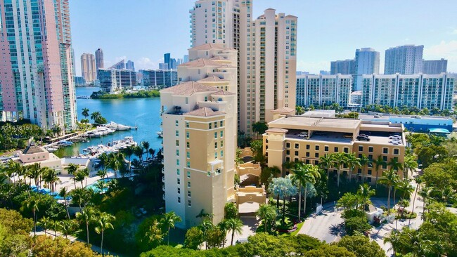 Foto del edificio - 3330 NE 190th St