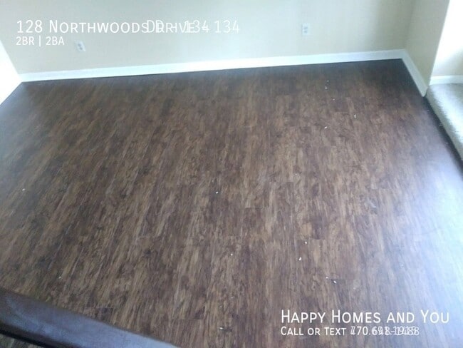 Foto del edificio - 128 Northwoods Dr