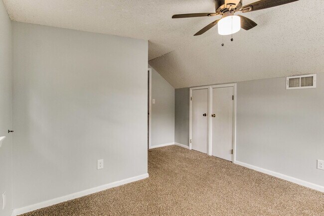 Foto del edificio - BRIGHT AND BEAUTIFUL DUPLEX CLOSE TO UWF!