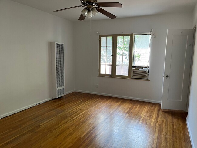 Habitación n.º 1 (Aire acondicionado en la ventana serán eliminados. Ahora, aire acondicionado centralizado) - 984 N Mar Vista Ave