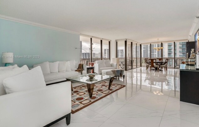 Foto del edificio - 19355 Turnberry Way