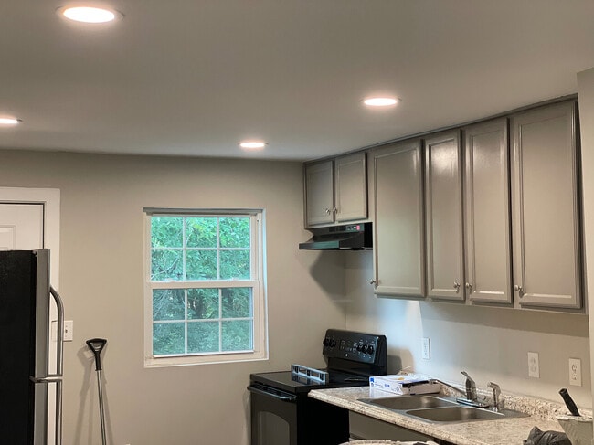 Building Photo - Room in House on Glory St