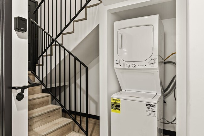 Building Photo - A 5 bedroom, 4 bathroom Fully Furnished Apartment at 1515 1/2 Selby Ave.