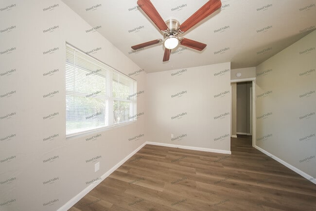 Building Photo - 5910 S Ross Ave