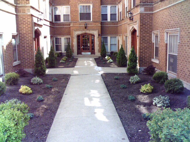 Building Photo - 446 Des Plaines Ave