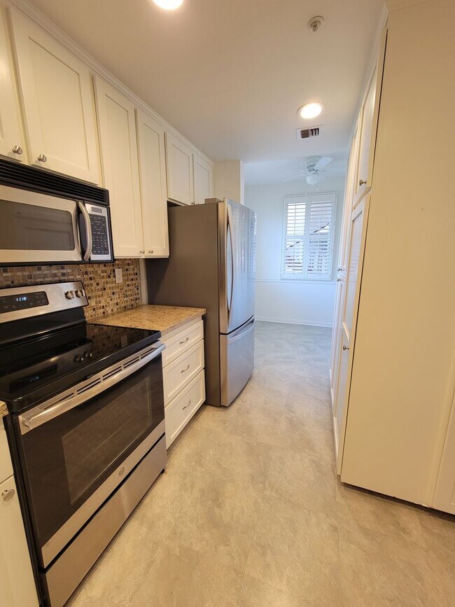 Foto del edificio - GEM IN THE VILLAGE- COX CABLE and WIFI INCLUDED IN THE RENT!