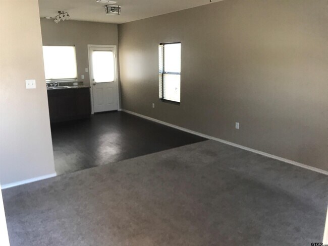 Foto del edificio - 17398 Stacy St