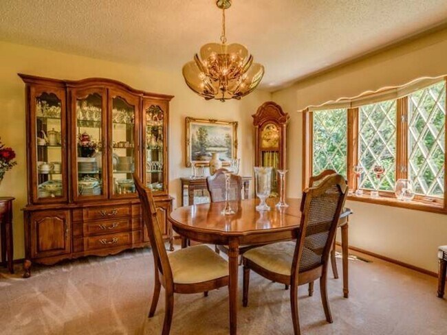 Foto del edificio - Beautiful 4 Bedroom 3 Bathroom Home With 2...