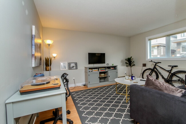Building Photo - 276 Carruthers Av