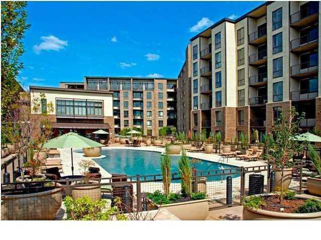 The pool and cabana - 200 Manufacturers Rd