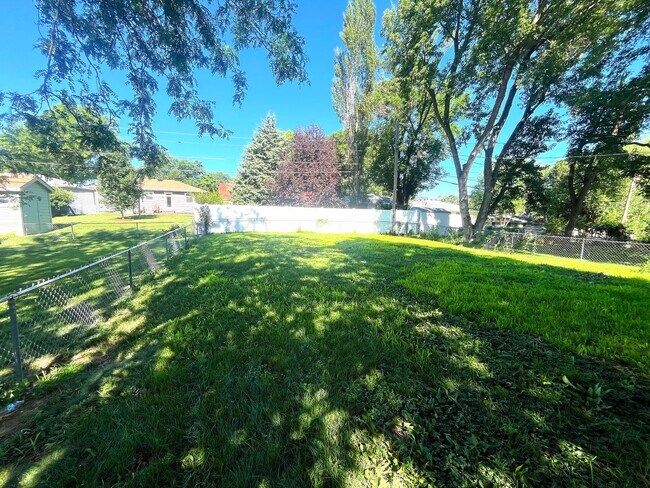Building Photo - Adorable Brick Raised Ranch