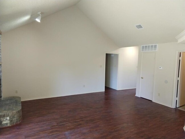 Building Photo - 6400 Brookcrest Dr