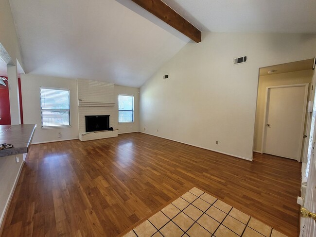 Building Photo - Cozy 3Bx2B Next to Fritz Grupe Park - Avai...