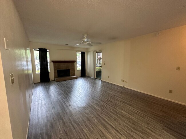 Foto del edificio - Stunning 1 Bedroom Condo in Pet-Friendly A...