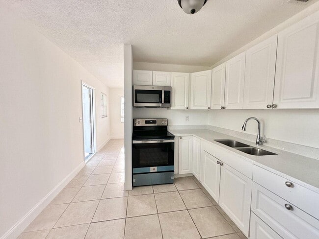 Building Photo - 906 Foresteria Dr