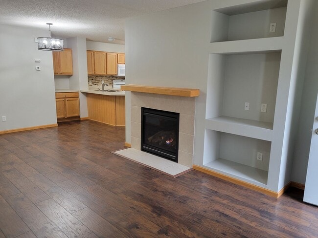 Building Photo - Middle Unit Townhouse