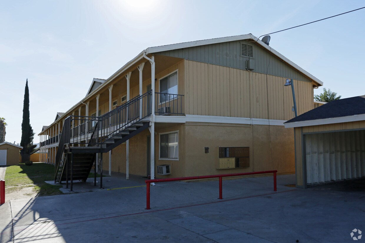 439 E Railto Ave - 439 E Rialto Ave