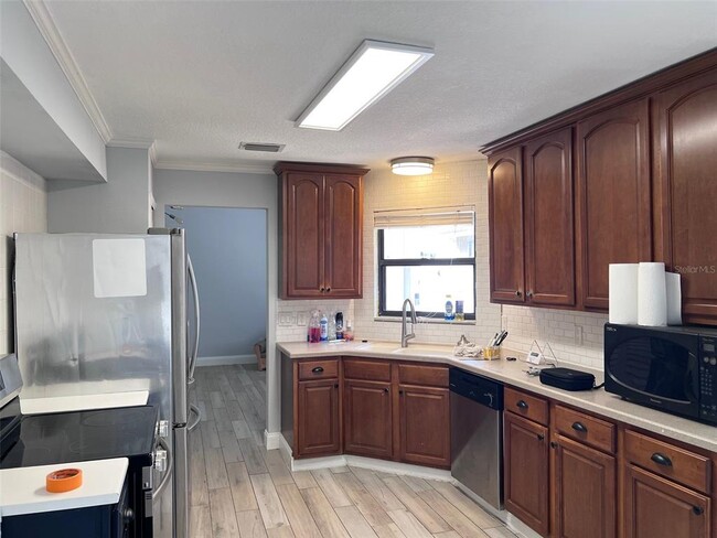 Foto del edificio - 10027 Creekwater Blvd