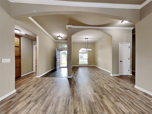 Building Photo - 704 Apple Tree Ln
