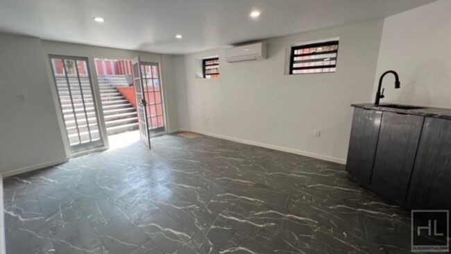 Foto del edificio - 100% GUT RENOVATED DUPLEX  with PRIVATE GA...