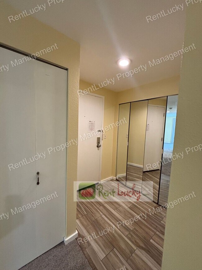 Foto del edificio - Gorgeous 2 Bedroom Condo with Secured Parking in Unbeatable Bellevue Location!!