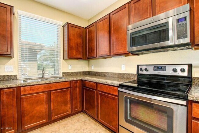 Foto del edificio - 3 BDRM W/DEN TOWNHOUSE IN PHX