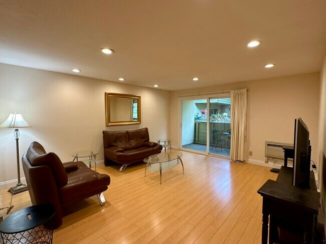 Building Photo - 1033 Crestview Dr