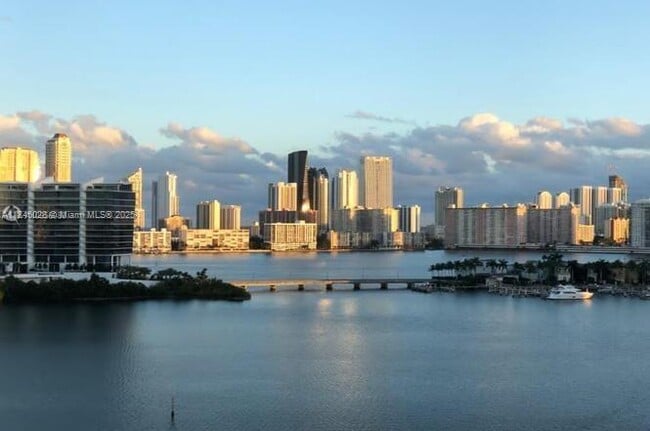 Foto del edificio - 3300 NE 188th St