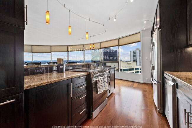 Building Photo - Luxurious Two Bedroom High-Rise Living at the Portland Plaza!