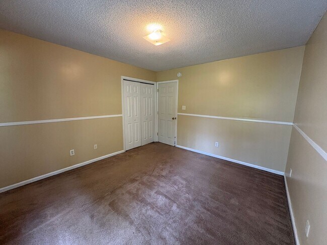 Foto del edificio - Charming two bedroom two bath town home that is set on an end unit. This home is just minutes fro...