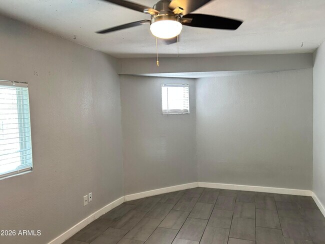 Foto del edificio - 9618 N 5th St