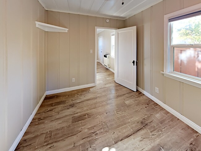 Foto del edificio - 4671 Edgeware Rd