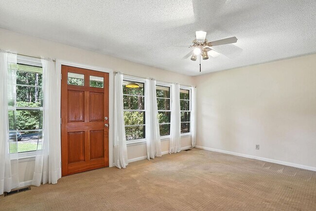 Foto del edificio - Charming 3BR 1 BTH Home with Inground Pool...