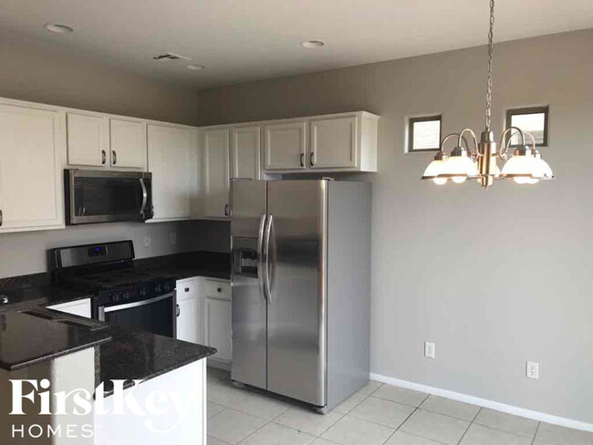 Foto del edificio - 8308 Strawberry Spring St