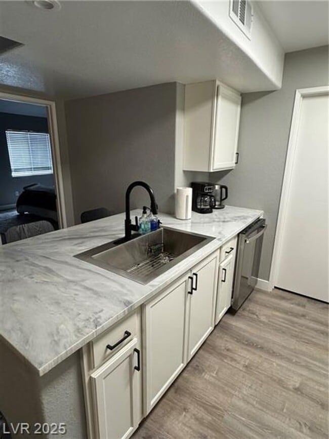 Building Photo - Cozy Fully Furnished Condo